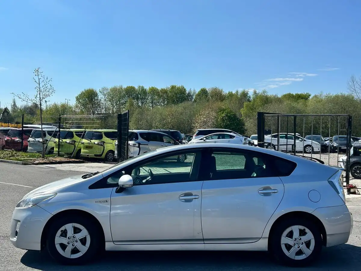 2011-toyota-prius-big-17