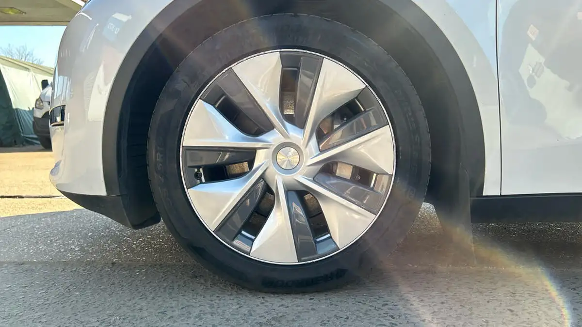 2023-tesla-model-y-e-rwd-big-16