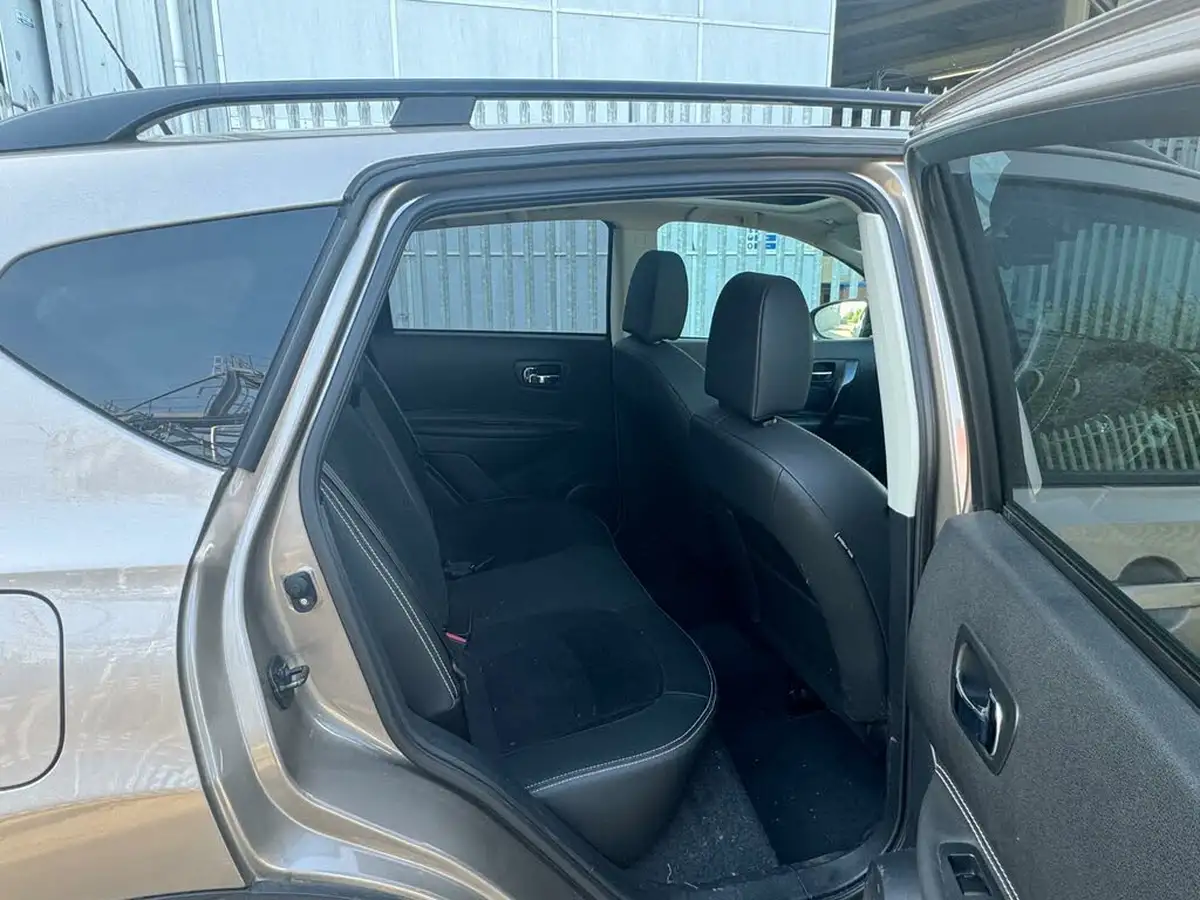 2013-nissan-qashqai-20-360-cvt-big-19