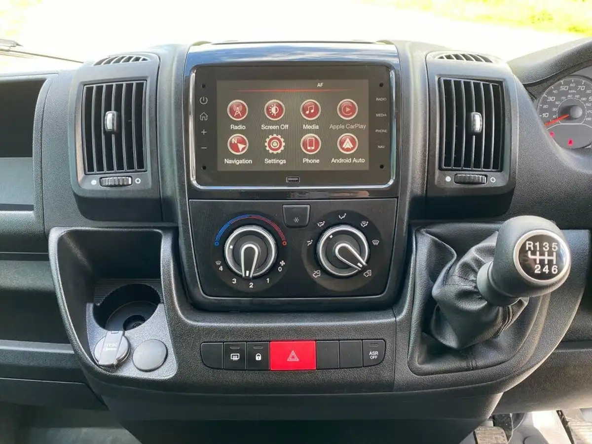 2024-peugeot-boxer-22-bluehdi-professional-premium-335-l3h2-panel-big-35