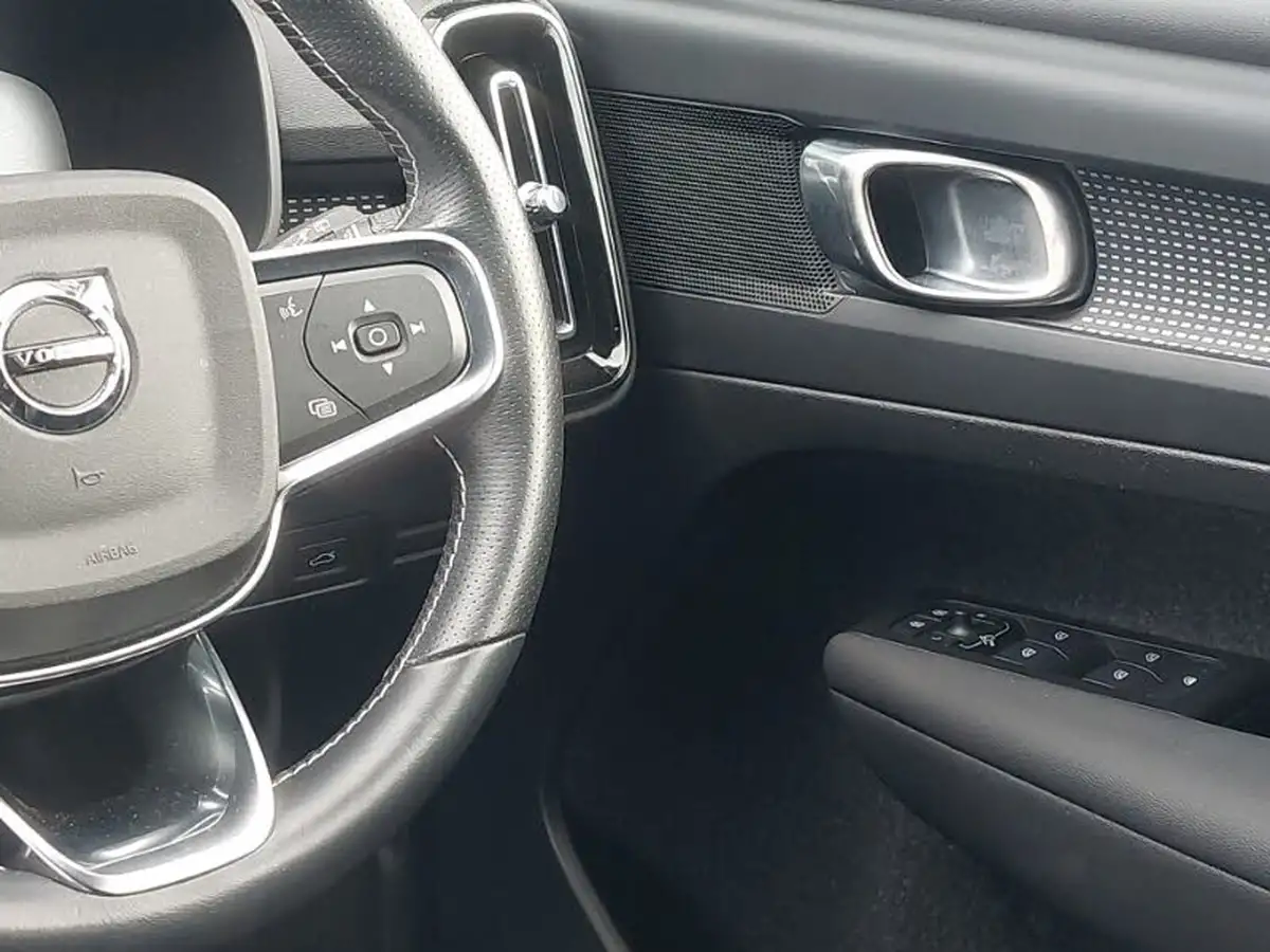 2020-volvo-xc40-15-t3-r-design-big-9