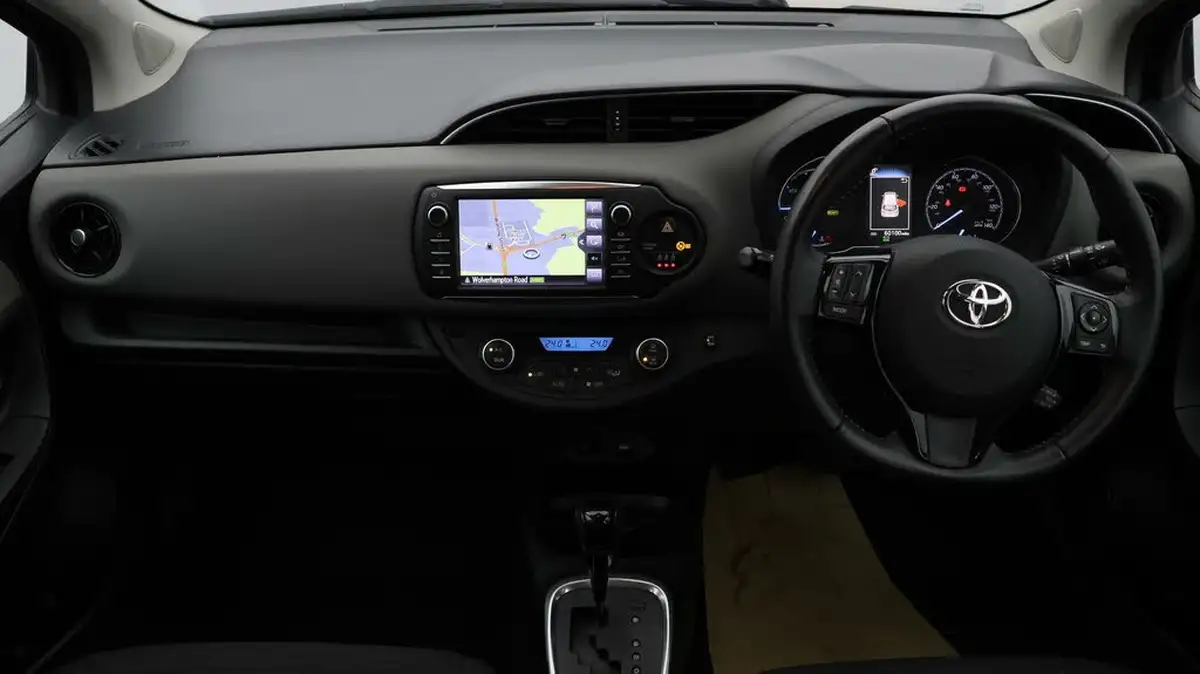 2018-toyota-yaris-15-vvt-i-icon-tech-98bhp-hybrid-1497cc-e-cvt-big-12