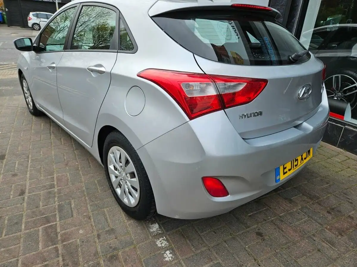 2015-hyundai-i30-16crdi-s-hatchback-big-32