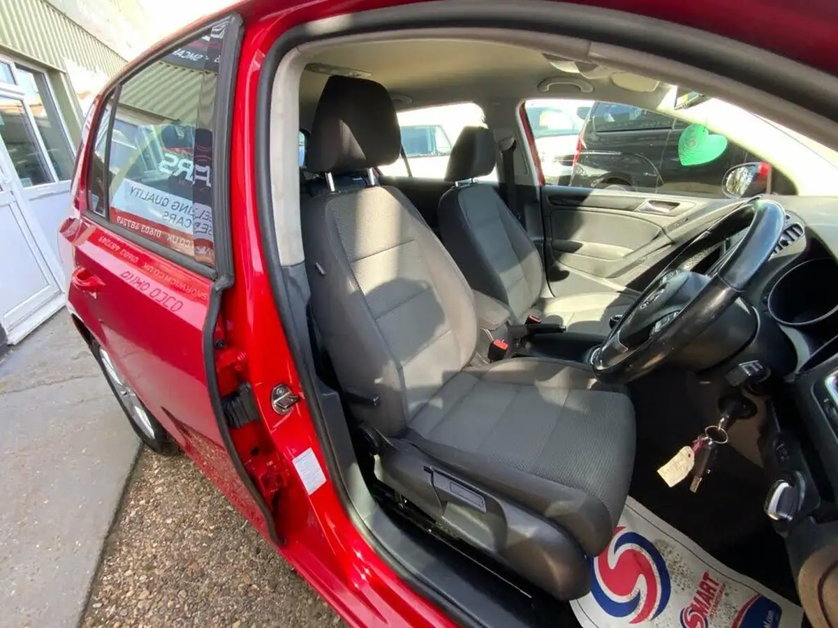 2011-volkswagen-golf-16td-match-5d-big-14