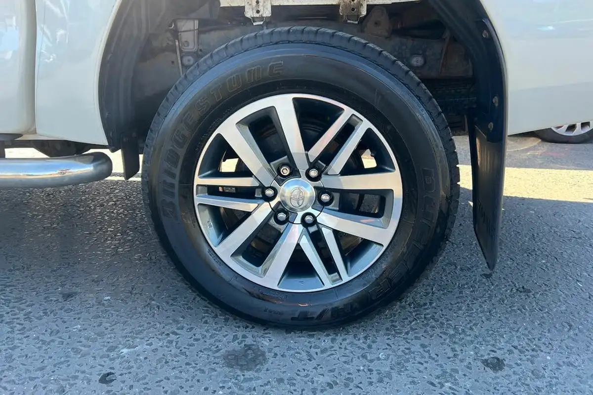 2018-toyota-hi-lux-24d-4d-invincible-at35-32t-auto-big-4