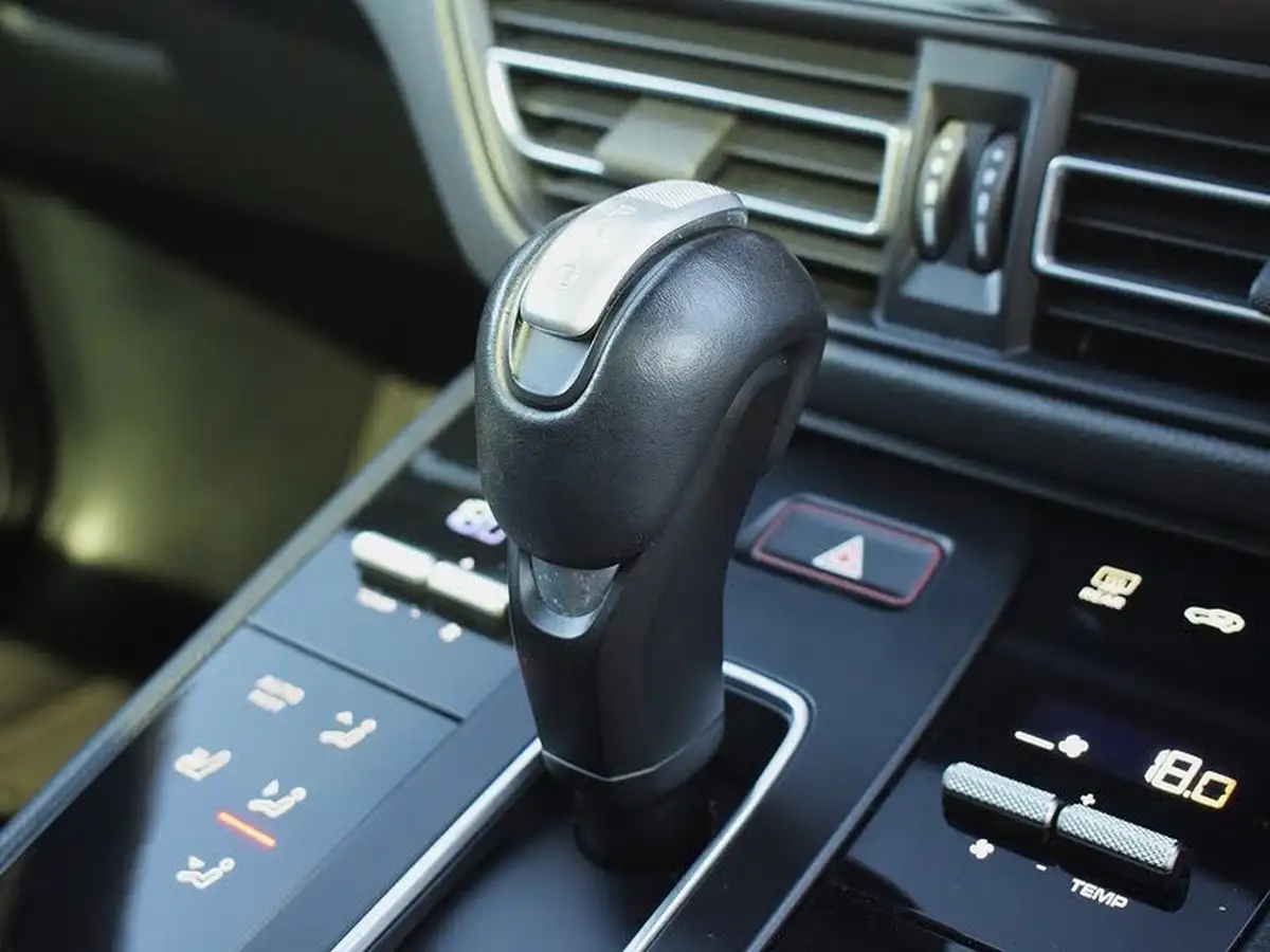 2022-porsche-macan-20-big-24