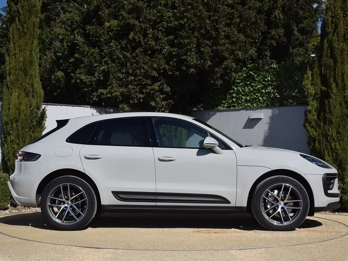 2022-porsche-macan-20-big-4