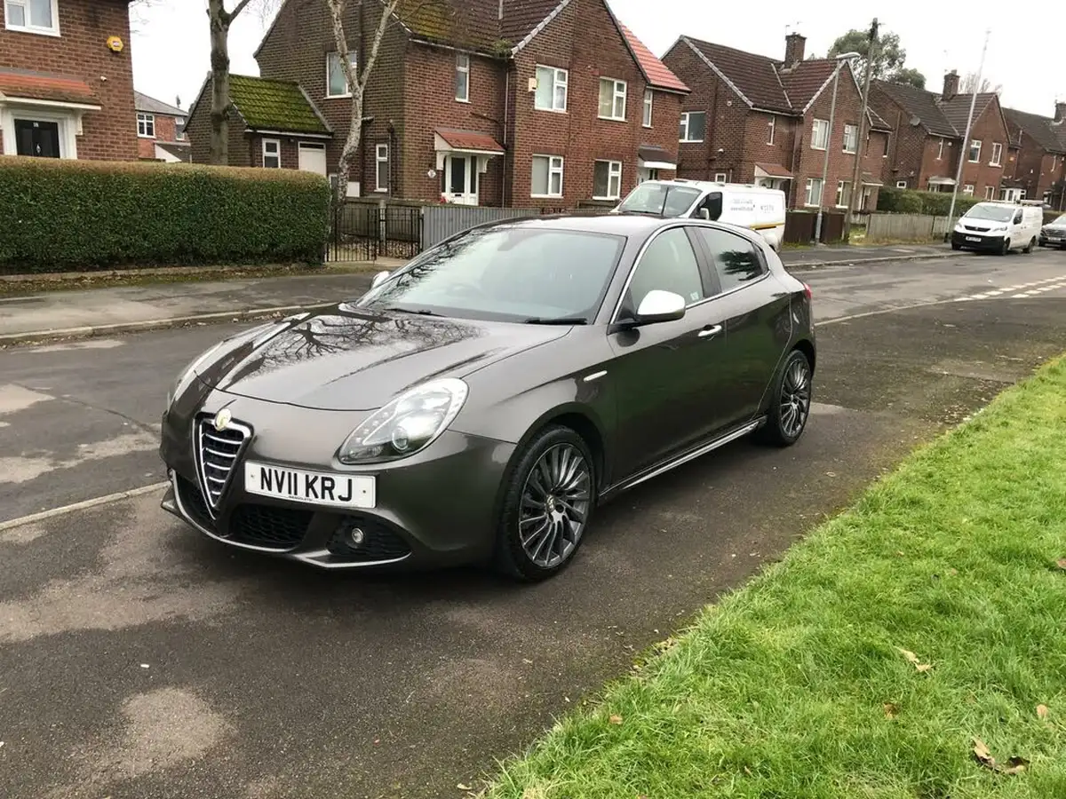 2011-alfa-romeo-giulietta-14-veloce-multiair-170bhp-big-2