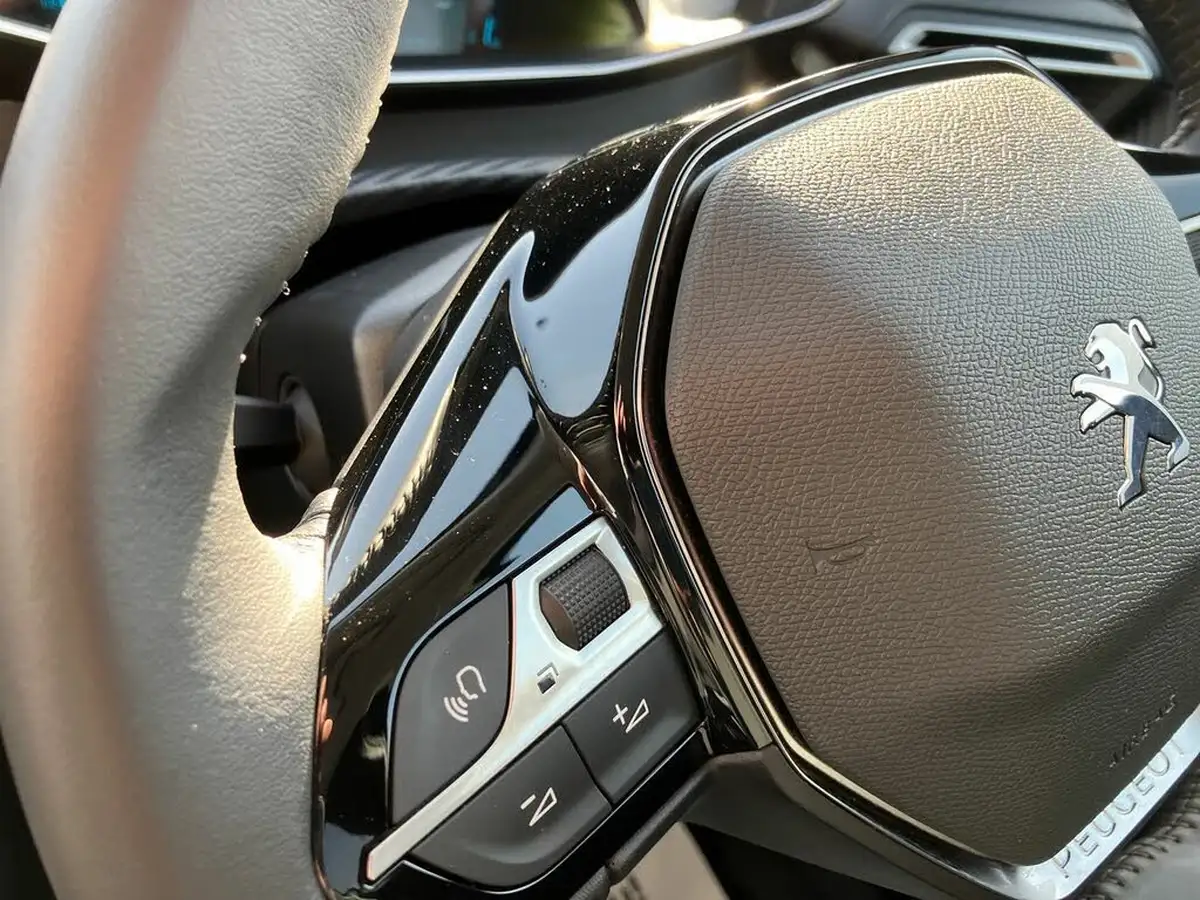 2022-peugeot-2008-suv-12-puretech-allure-premium-100bhp-big-15