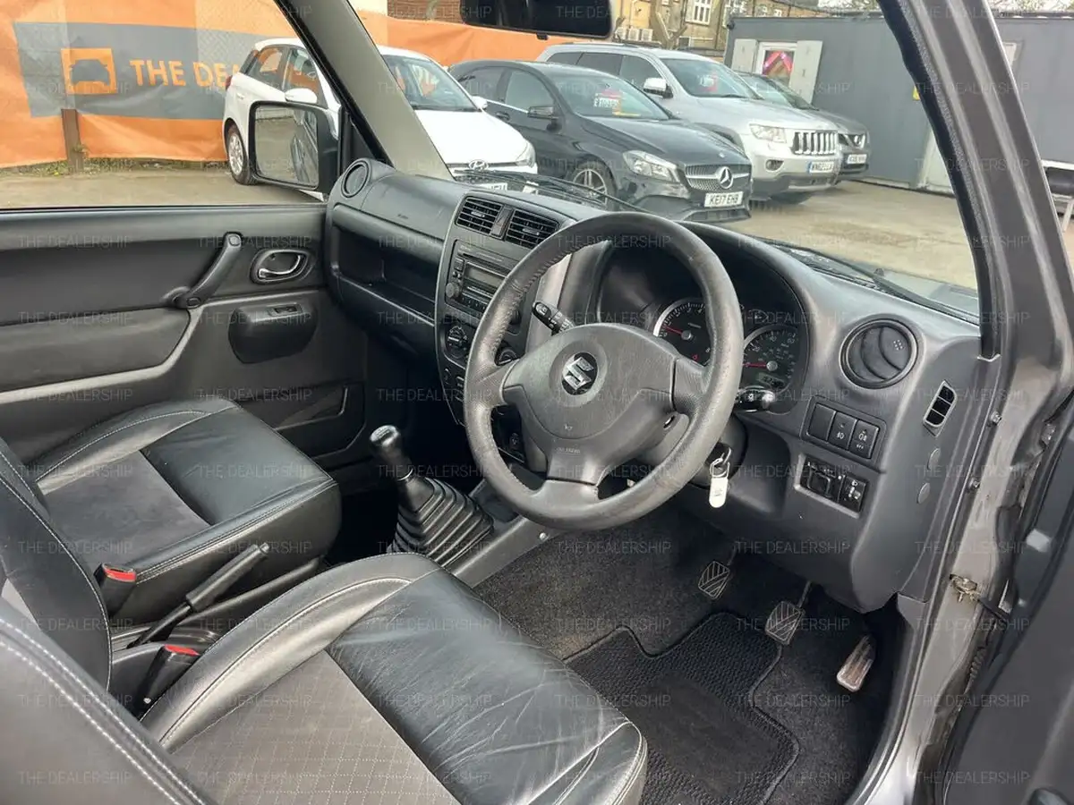 2010-suzuki-jimny-13-sz4-big-9