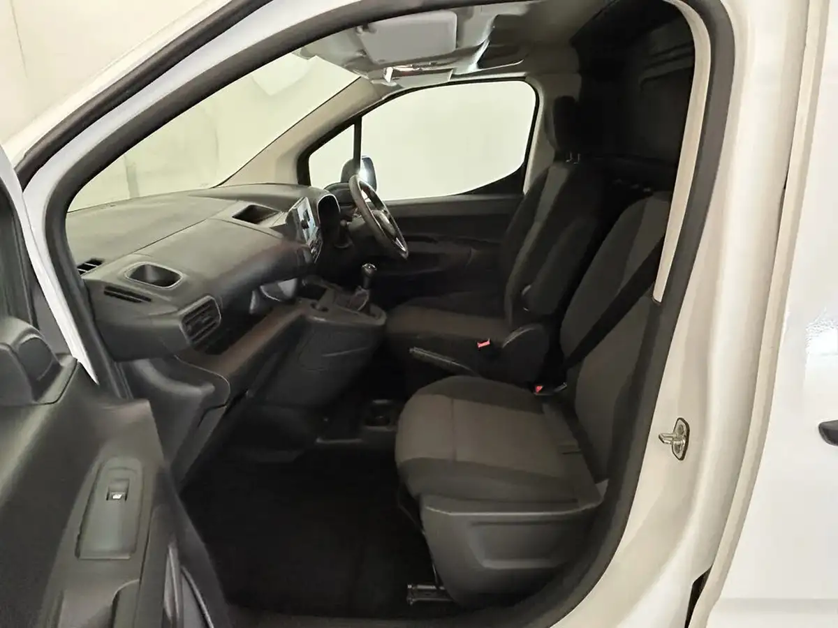 2021-vauxhall-combo-15cdti-dynamic-2300-100pseu6dt-l2h1-panel-big-21