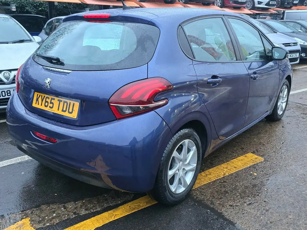 2015-peugeot-208-12-puretech-active-5d-big-15
