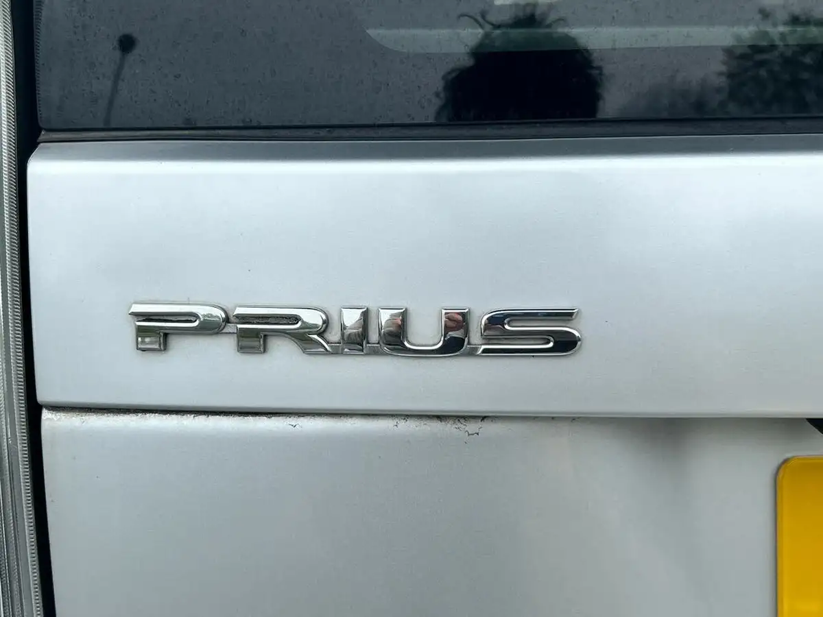 2012-toyota-prius-big-14