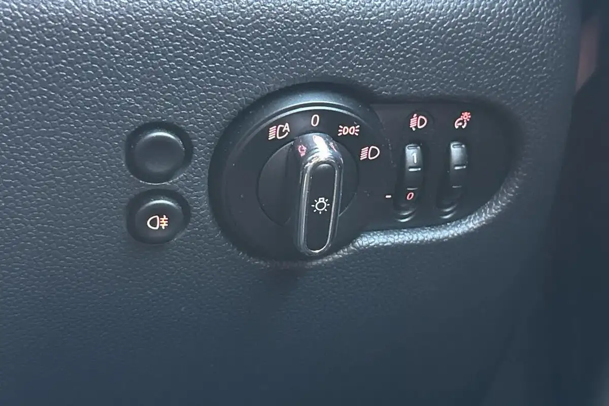 2022-mini-cooper-15-cooper-classic-hatchback-3d-big-15