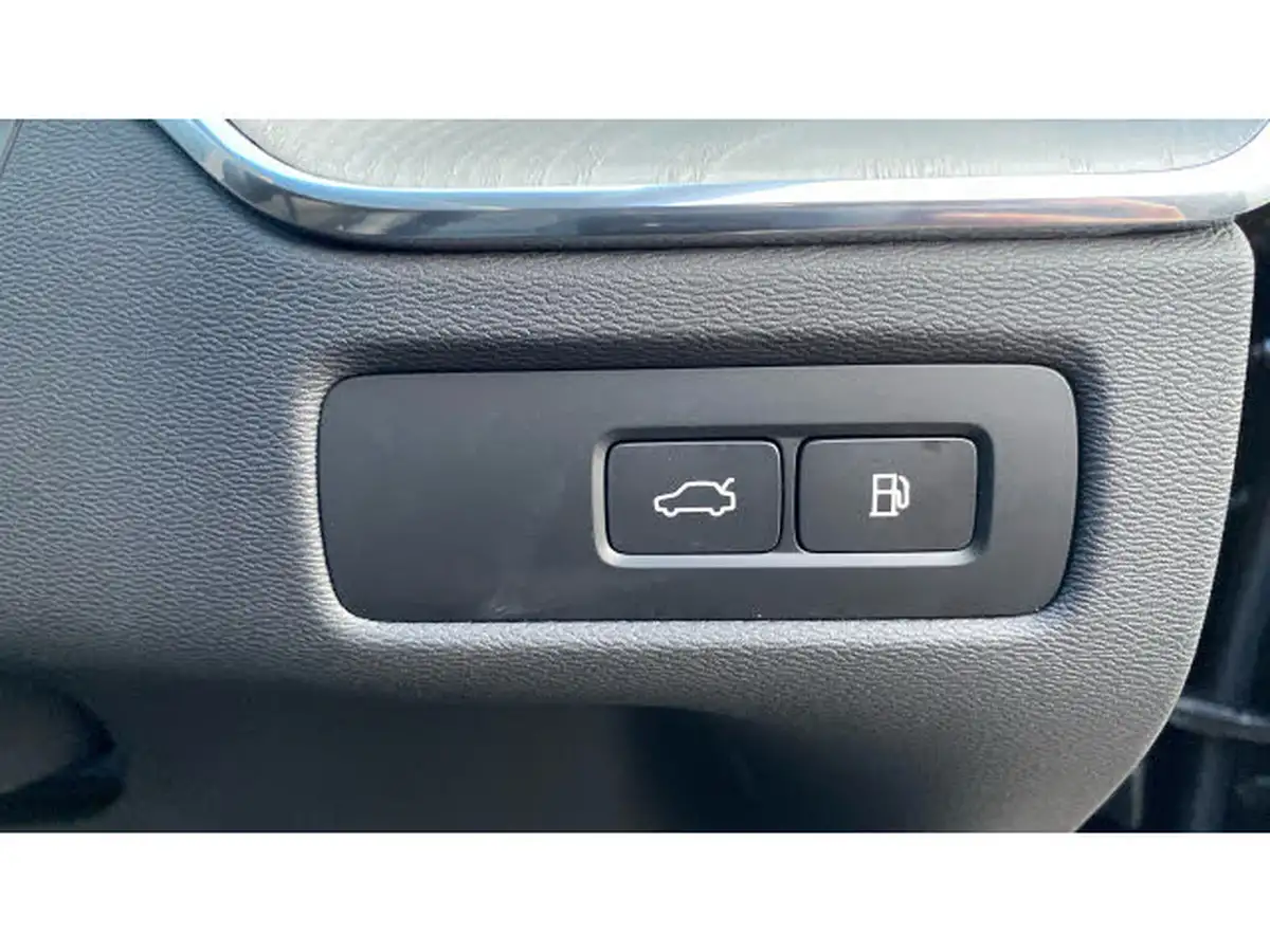 2024-volvo-xc60-20-t8-ultra-dark-big-35