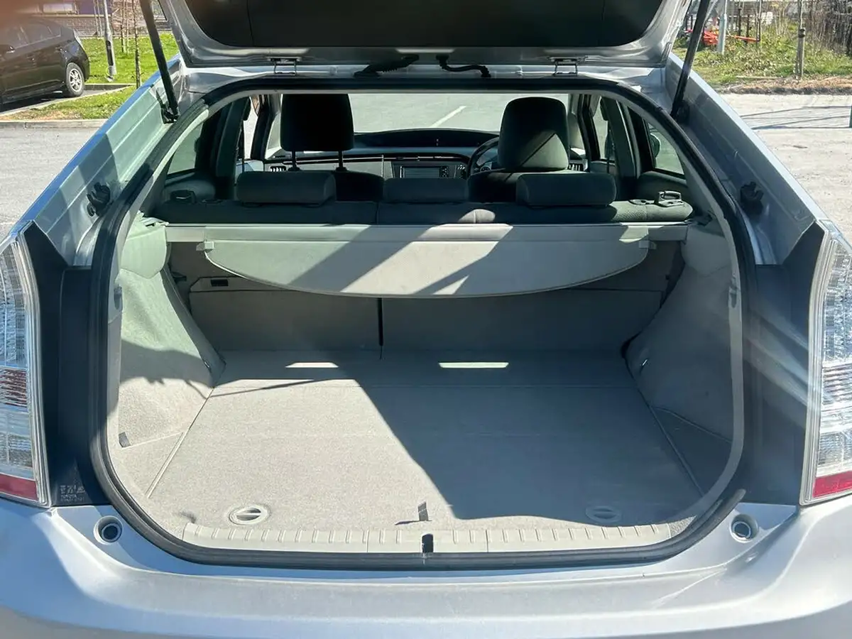 2011-toyota-prius-big-16