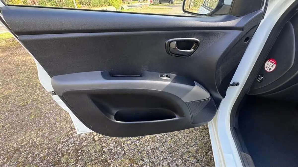 2012-hyundai-i10-12-active-big-21