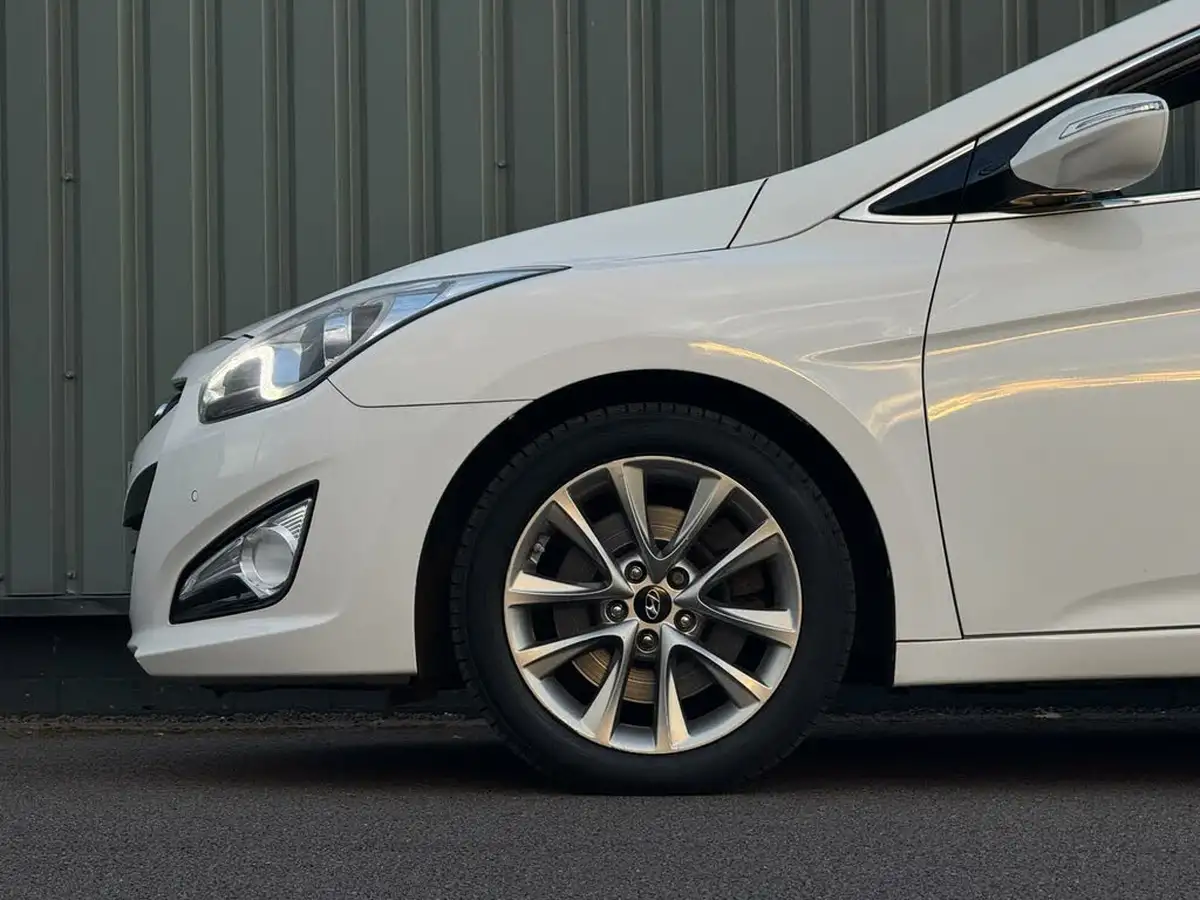 2014-hyundai-i40-17td-style-134bhp-estate-5d-big-13