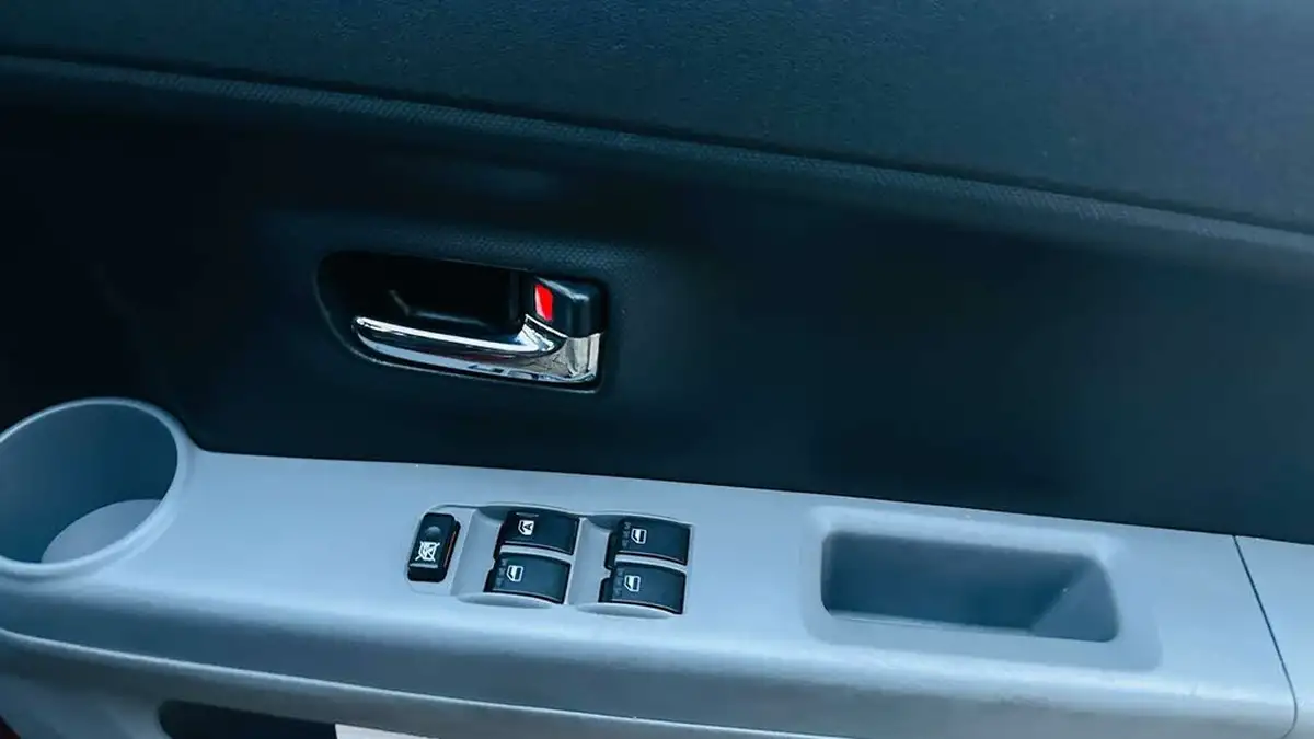 2009-daihatsu-sirion-13-se-big-12