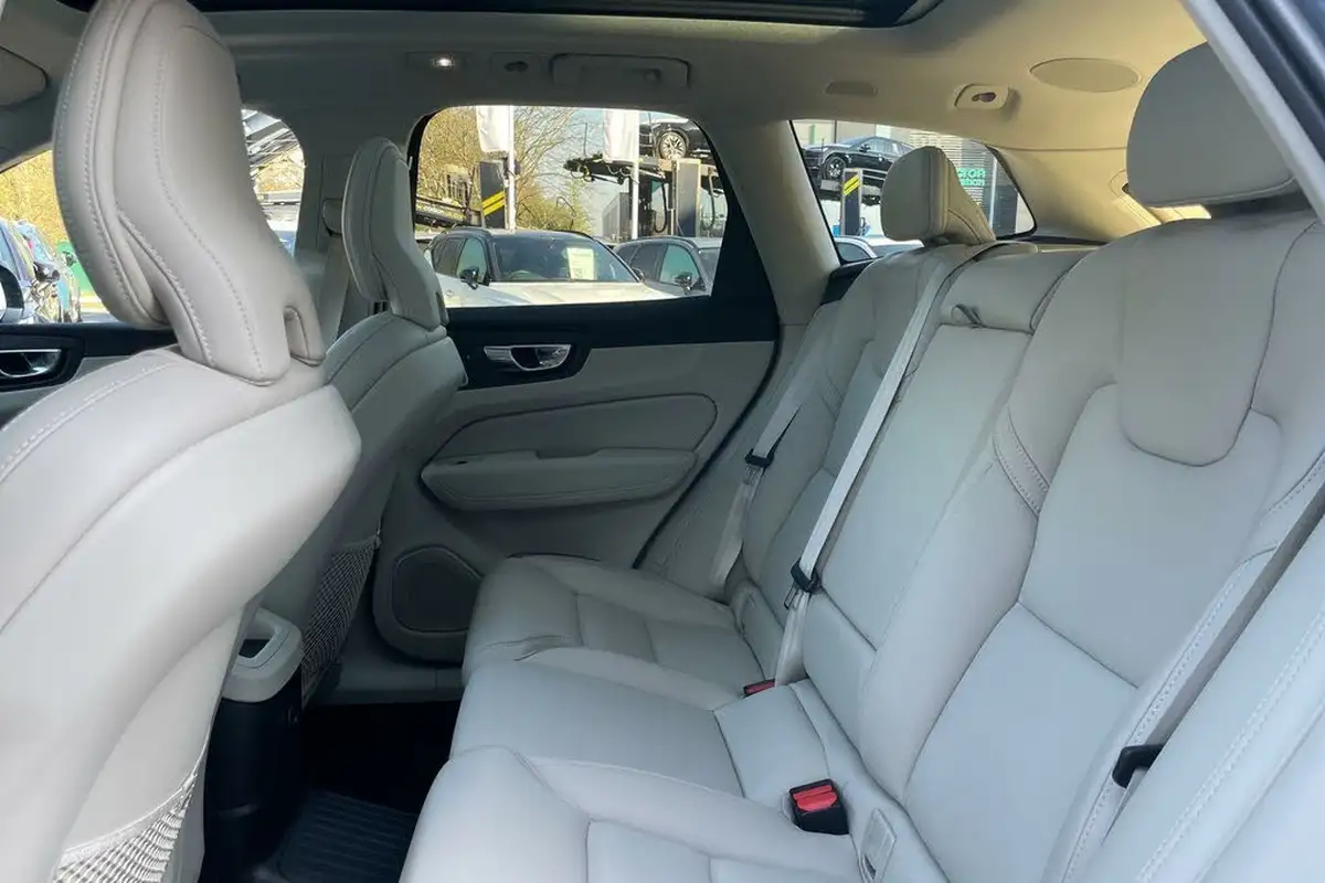 2023-volvo-xc60-20-t8-ultimate-dark-big-28