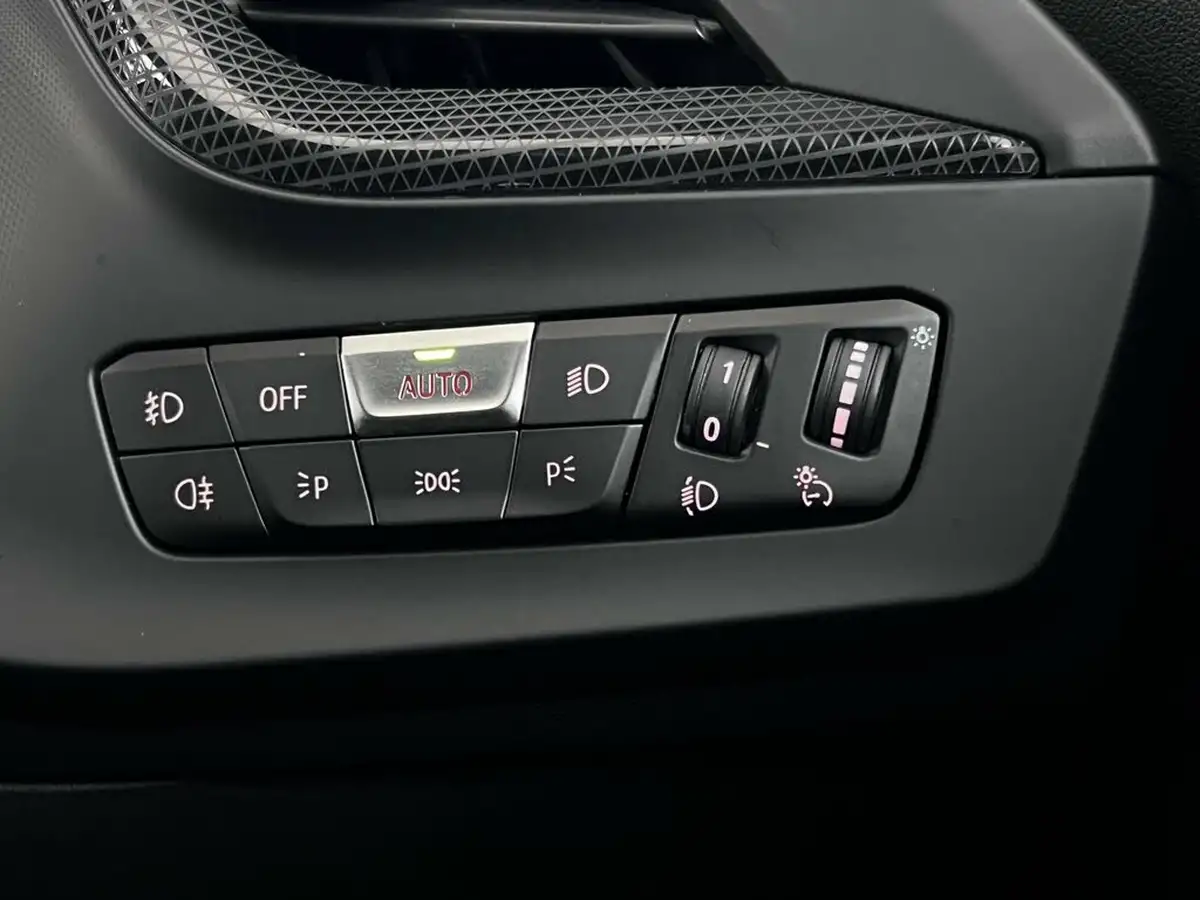 2021-bmw-1-series-15-118i-sport-lcp-big-23