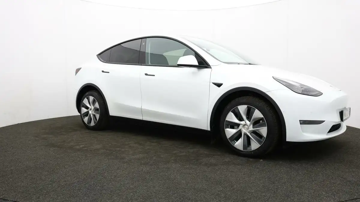 2022-tesla-model-y-e-long-range-big-39