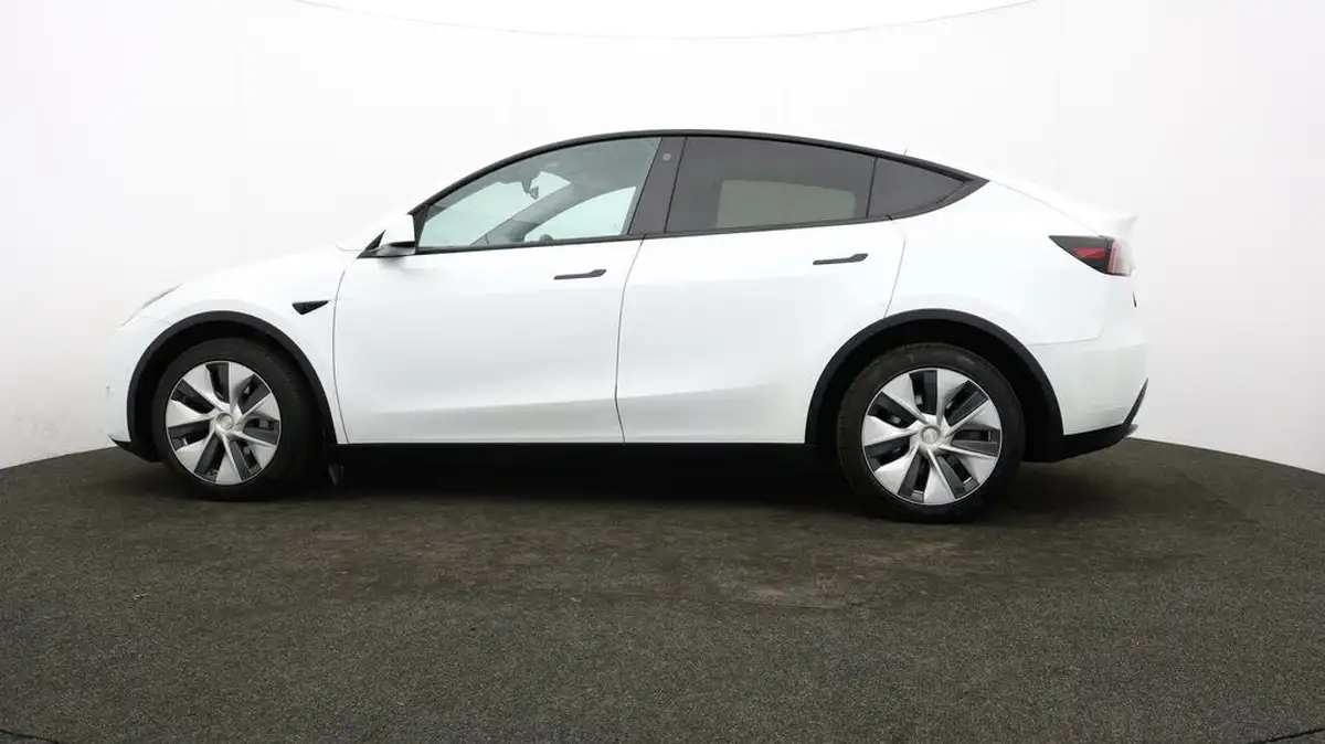 2022-tesla-model-y-e-long-range-big-63