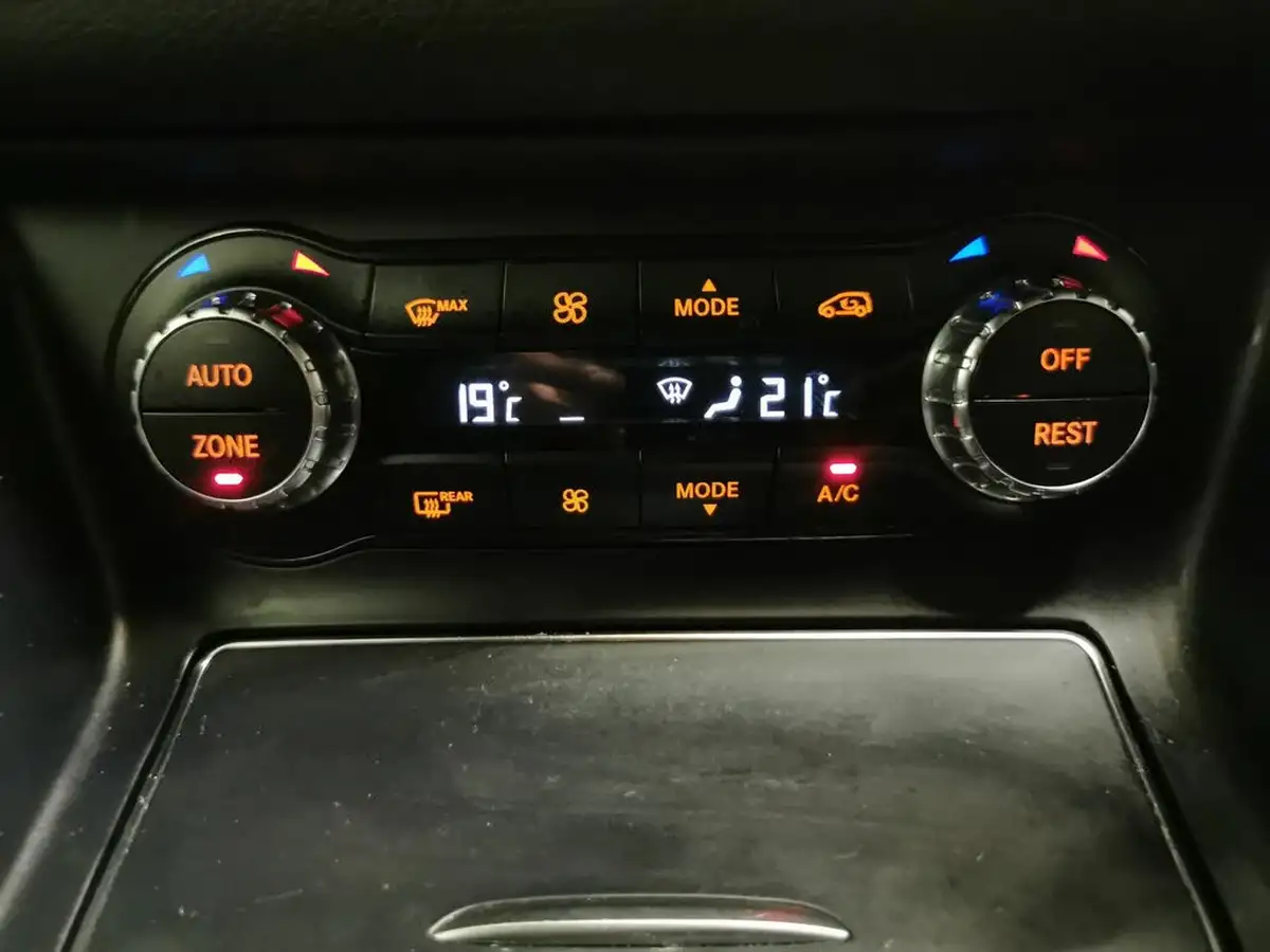 2019-mercedes-benz-gla-class-16-gla-200-amg-line-ss-7g-dct-big-18