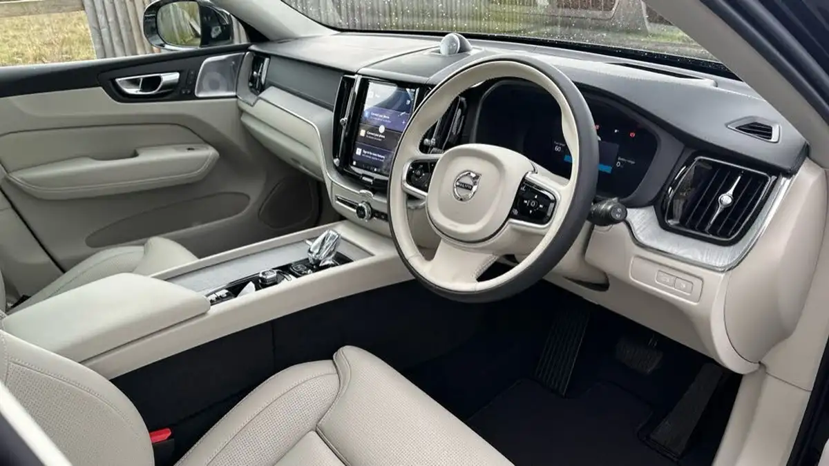 2025-volvo-xc60-20-t8-ultra-dark-big-4
