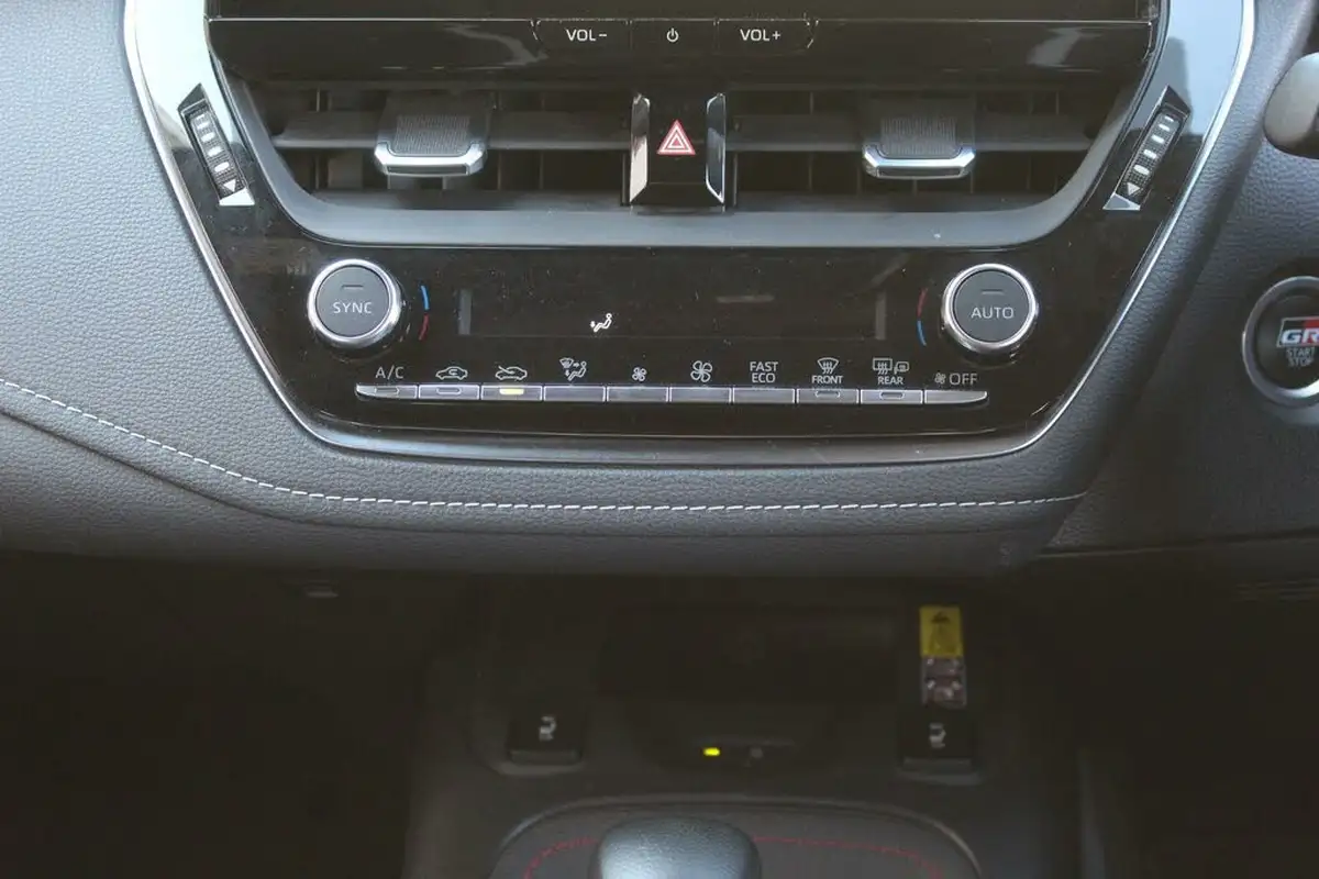 2023-toyota-corolla-18-vvt-i-gr-sport-138bhp-hatchback-big-20