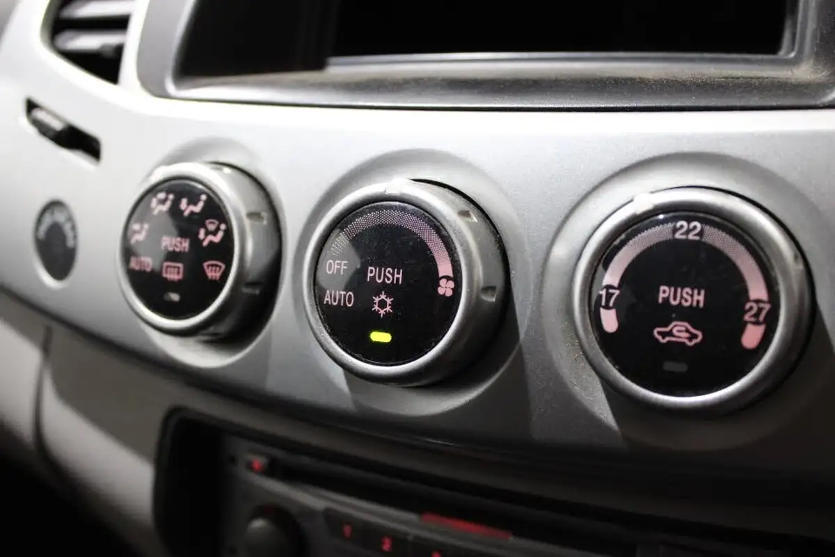 2011-mitsubishi-l200-25td-trojan-big-16
