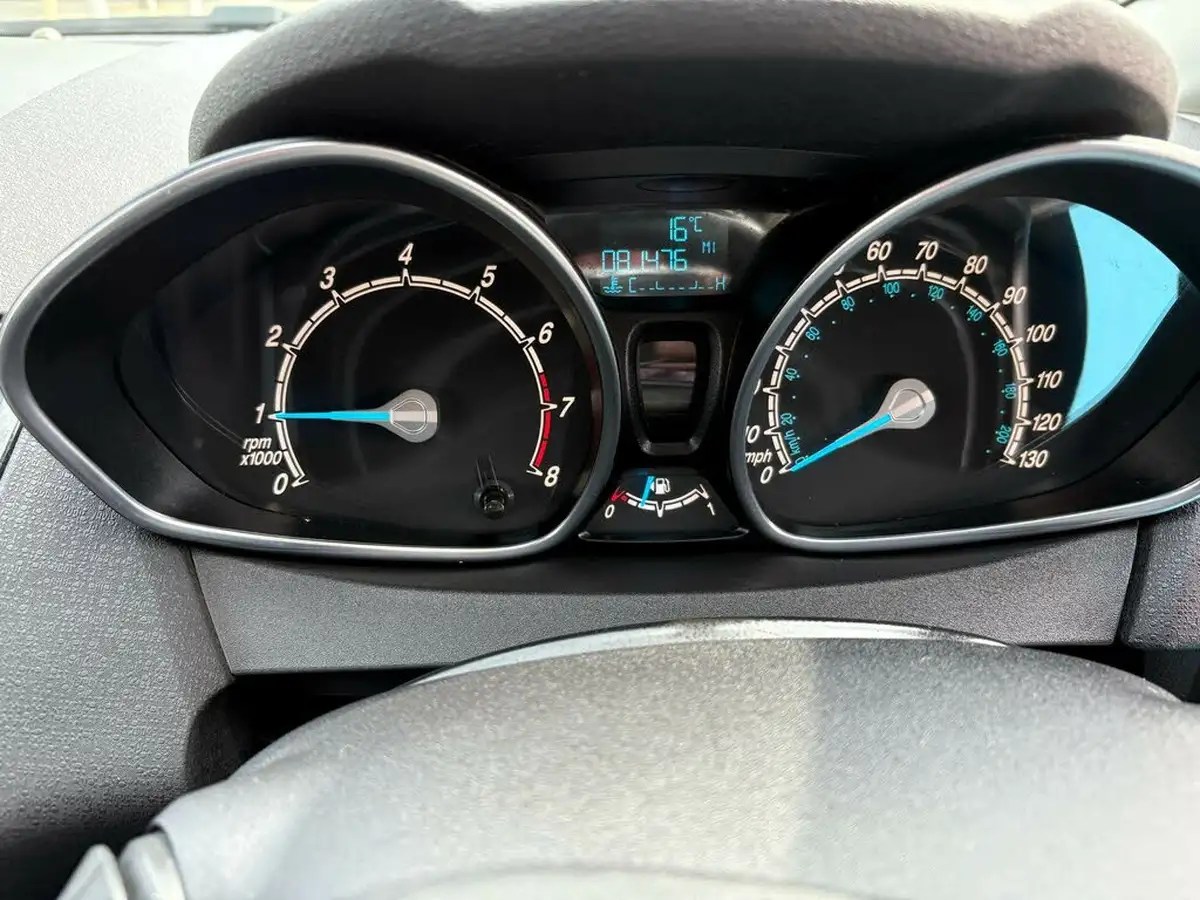 2013-ford-fiesta-10-zetec-80ps-ss-3d-big-14