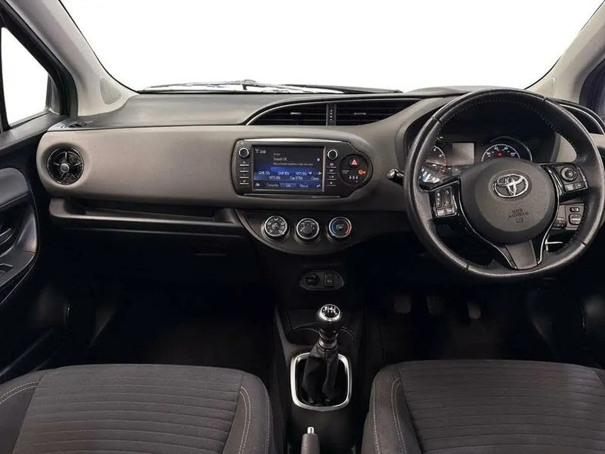 2017-toyota-yaris-15-vvt-i-icon-navi-big-9