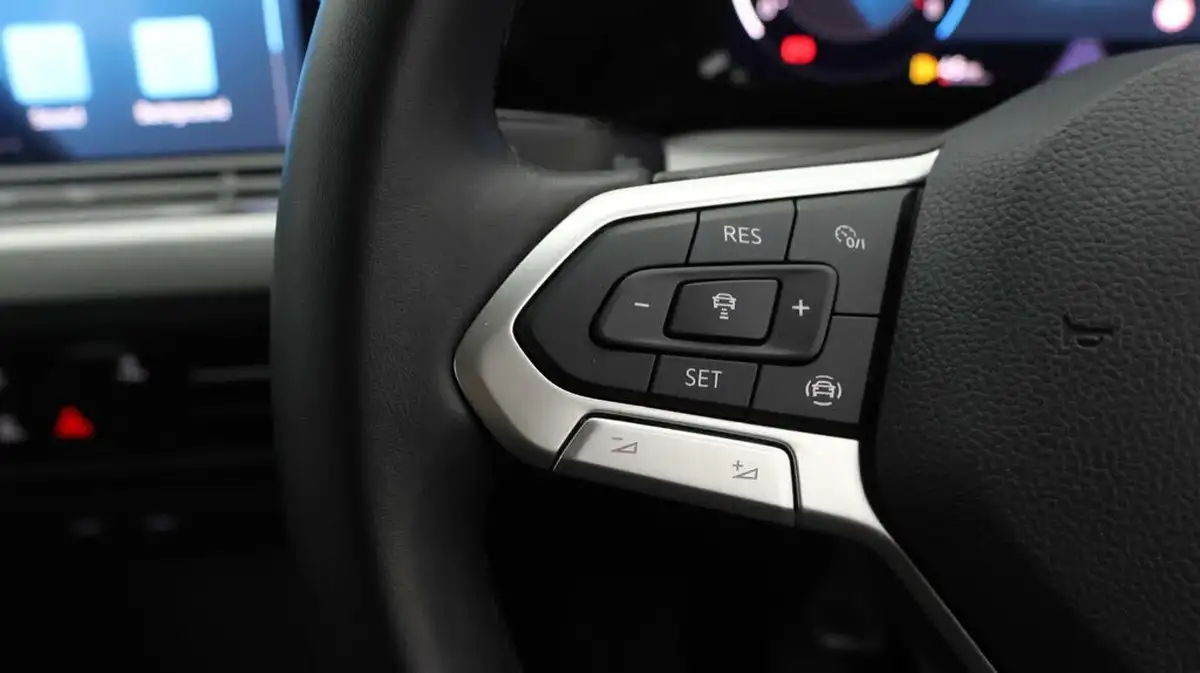 2022-volkswagen-golf-15-tsi-life-130ps-hatchback-big-20