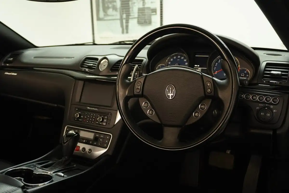 2010-maserati-grancabrio-47-big-10