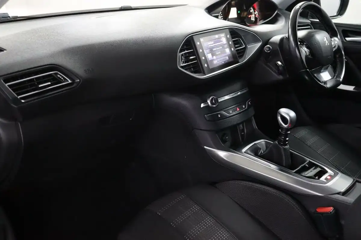 2016-peugeot-308-12-puretech-allure-130bhp-big-29