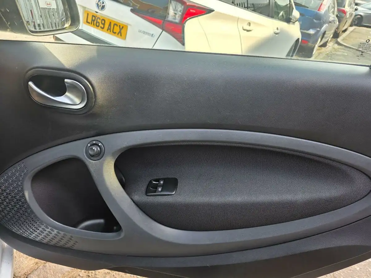 2016-smart-fortwo-10-passion-70bhp-ss-coupe-twinamic-big-16