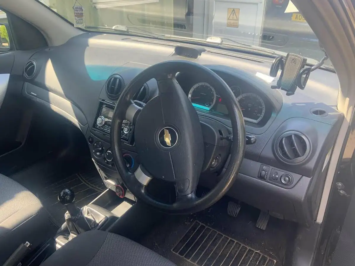 2010-chevrolet-aveo-12-ls-big-2