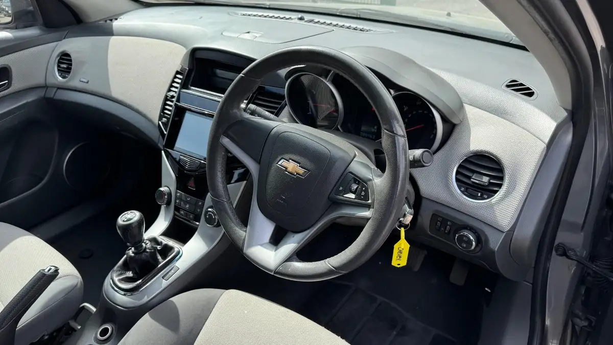 2010-chevrolet-cruze-16-ls-big-11