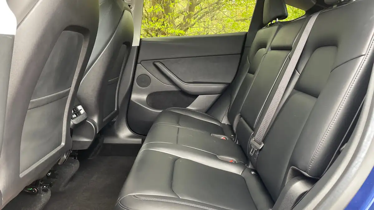 2023-tesla-model-y-e-long-range-big-13