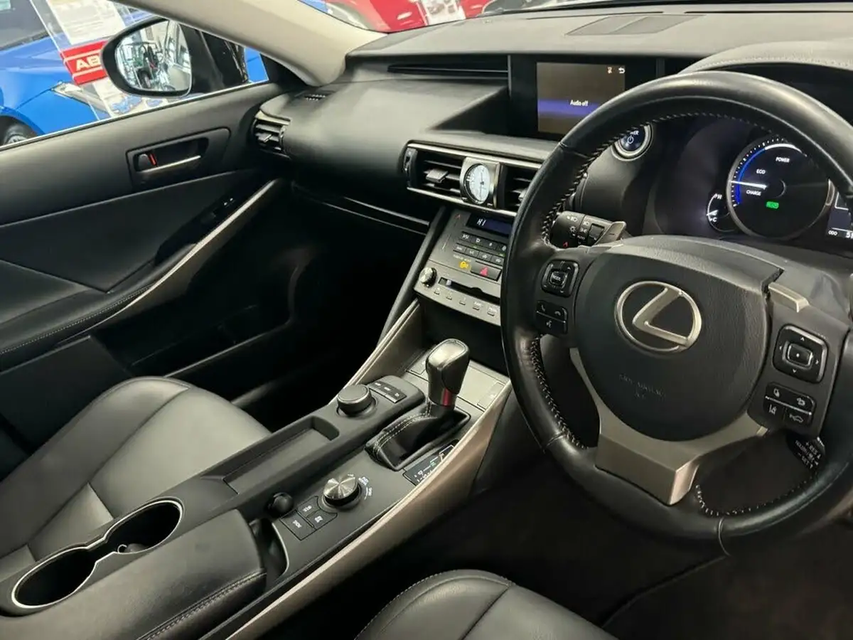 2019-lexus-is-300h-25-is-big-20