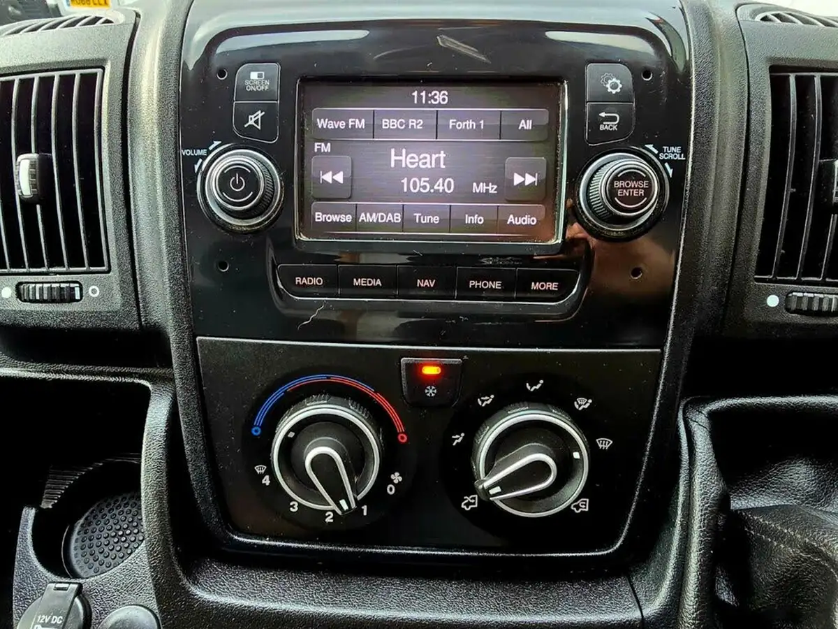 2019-peugeot-boxer-20-bluehdi-professional-335-l2h2-big-18