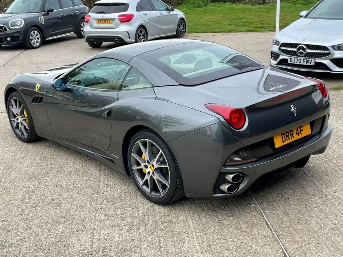 2010-ferrari-california-43-big-22