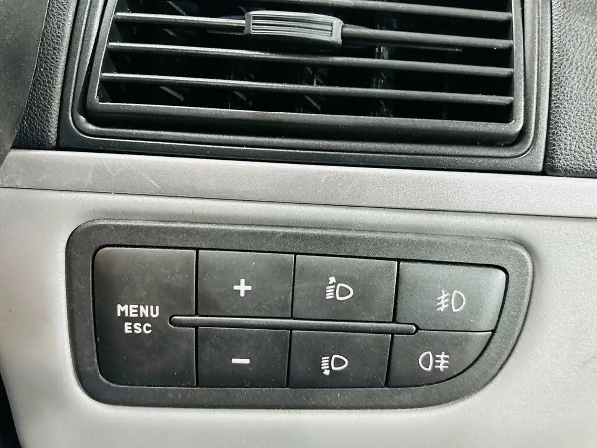 2008-fiat-grande-punto-12-active-white-big-11