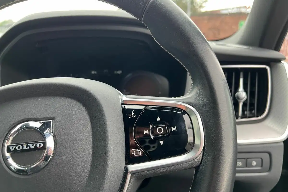 2021-volvo-xc60-20-t6-r-design-340bhp-big-11