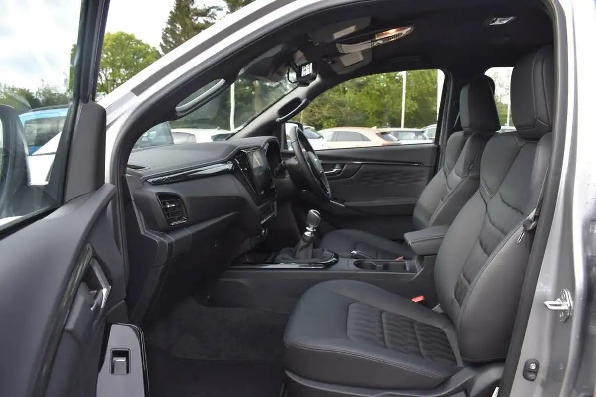 2025-isuzu-d-max-19td-v-cross-big-4