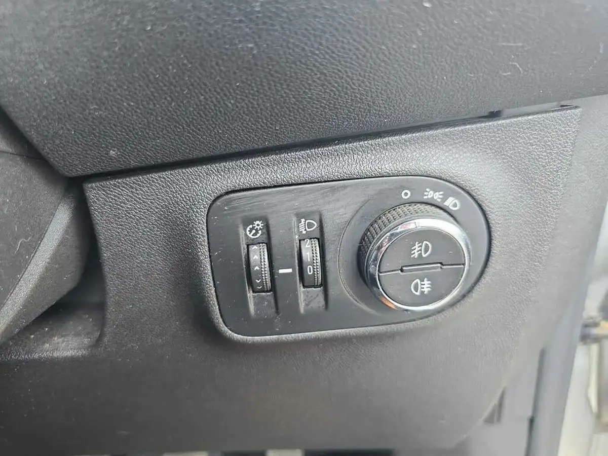 2019-vauxhall-corsa-14i-sri-vx-line-nav-black-90ps-5d-big-22