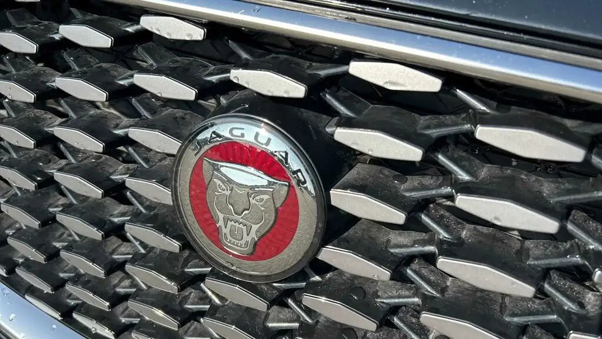2022-jaguar-f-pace-20-d200-r-dynamic-s-big-37
