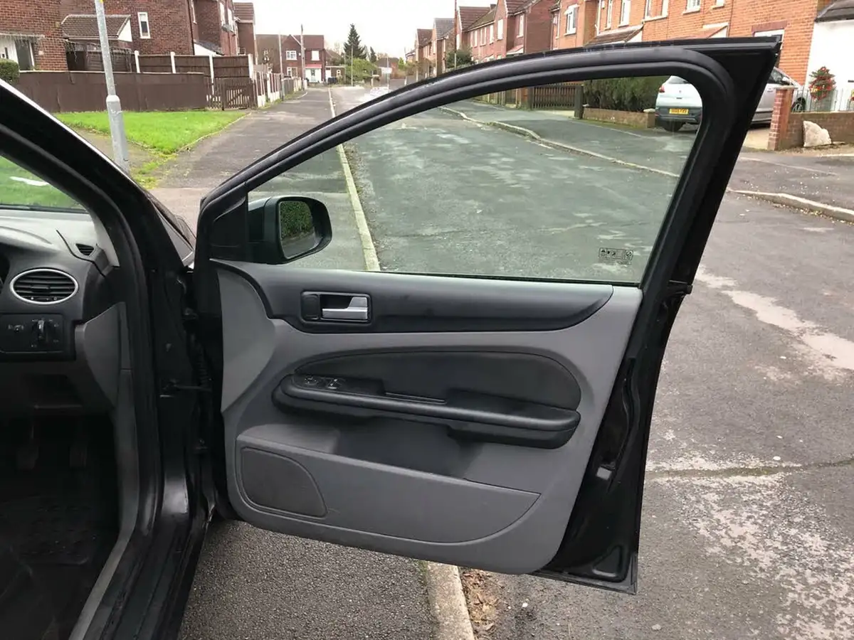 2009-ford-focus-16-zetec-hatchback-5d-big-24