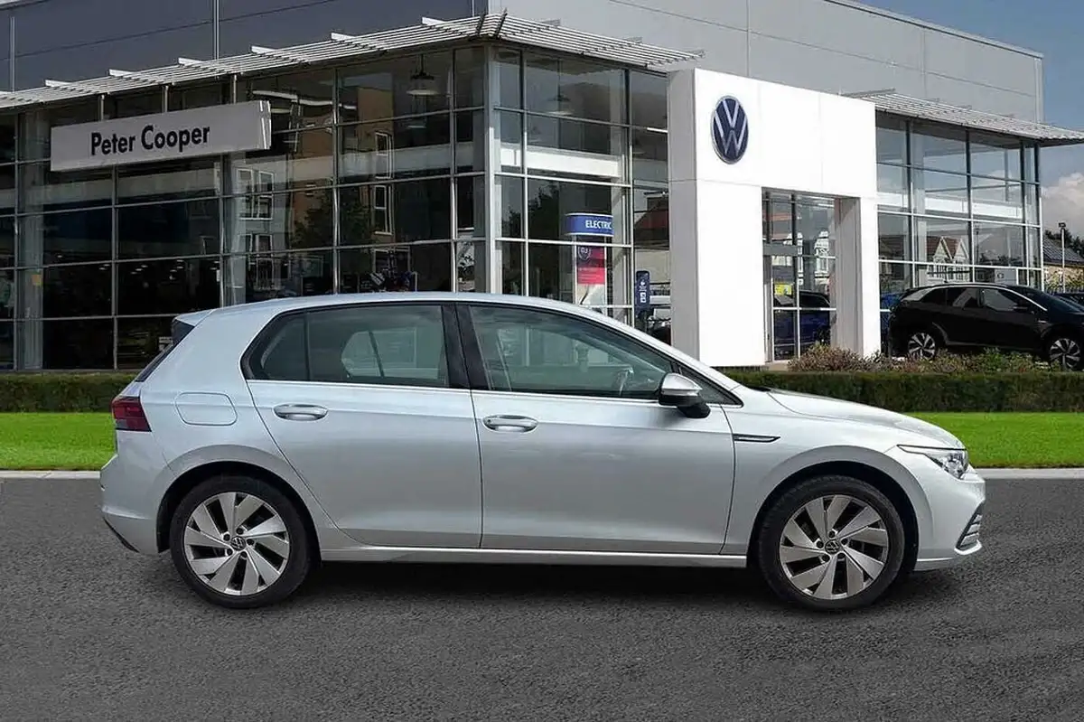 2022-volkswagen-golf-15-tsi-style-150ps-hatchback-big-3